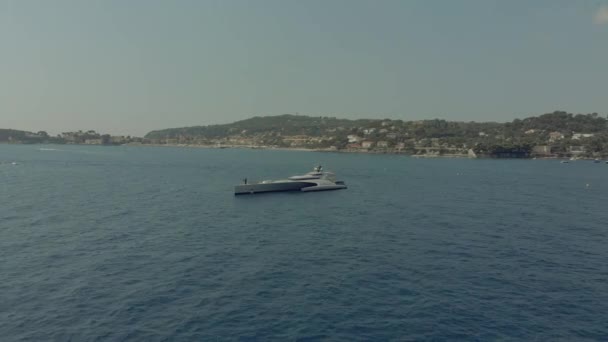 Hermoso yate en el mar azul frente a la costa de Francia Mónaco ciudad Monte Carlo Drone vuelo puerto yahts sea flats — Vídeos de Stock