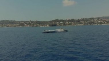 Fransa Monako şehir kenti Monte Carlo Drone uçuş liman yahts deniz daireler kıyılarında mavi denizde güzel yat