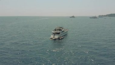 Fransa Monako şehir kenti Monte Carlo Drone uçuş liman yahts deniz daireler kıyılarında mavi denizde güzel yat
