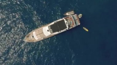 Fransa Monako şehir kenti Monte Carlo Drone uçuş liman yahts deniz daireler kıyılarında mavi denizde güzel yat