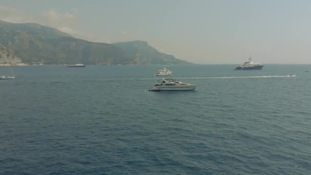 Hermoso yate en el mar azul frente a la costa de Francia Mónaco ciudad Monte Carlo Drone vuelo puerto yahts sea flats — Vídeo de stock