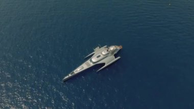 Fransa Monako şehir kenti Monte Carlo Drone uçuş liman yahts deniz daireler kıyılarında mavi denizde güzel yat
