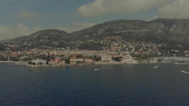 Fransa Monako şehir kenti Monte Carlo Drone uçuş liman yahts deniz daireler kıyılarında mavi denizde güzel yat