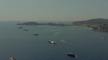 Fransa Monako şehir kenti Monte Carlo Drone uçuş liman yahts deniz daireler kıyılarında mavi denizde güzel yat