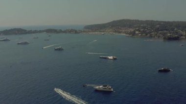 Fransa Monako şehir kenti Monte Carlo Drone uçuş liman yahts deniz daireler kıyılarında mavi denizde güzel yat