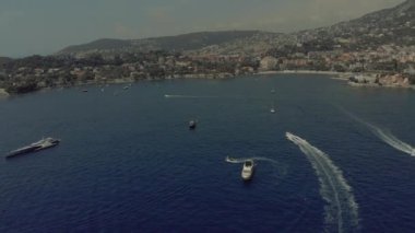 Fransa Monako şehir kenti Monte Carlo Drone uçuş liman yahts deniz daireler kıyılarında mavi denizde güzel yat