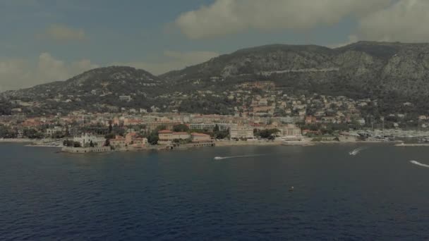 Hermoso yate en el mar azul frente a la costa de Francia Mónaco ciudad Monte Carlo Drone vuelo puerto yahts sea flats — Vídeo de stock