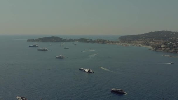 Hermoso yate en el mar azul frente a la costa de Francia Mónaco ciudad Monte Carlo Drone vuelo puerto yahts sea flats — Vídeo de stock