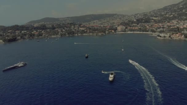 Hermoso yate en el mar azul frente a la costa de Francia Mónaco ciudad Monte Carlo Drone vuelo puerto yahts sea flats — Vídeo de stock