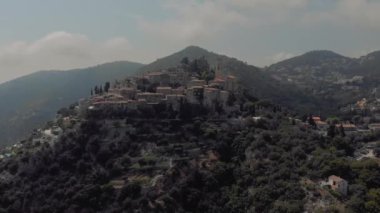 Monako yakınlarındaki Fransa'da Eze kale uçuş 4k drode