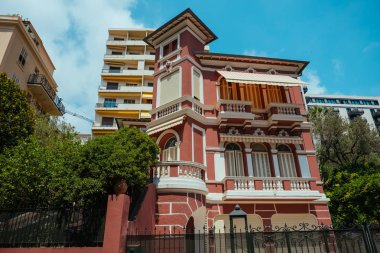 Avrupa'da Fransa'nın güneyinde güneşli Monte Carlo Monako şehir sokakları