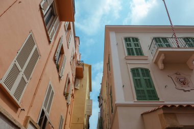 Avrupa'da Fransa'nın güneyinde güneşli Monte Carlo Monako şehir sokakları