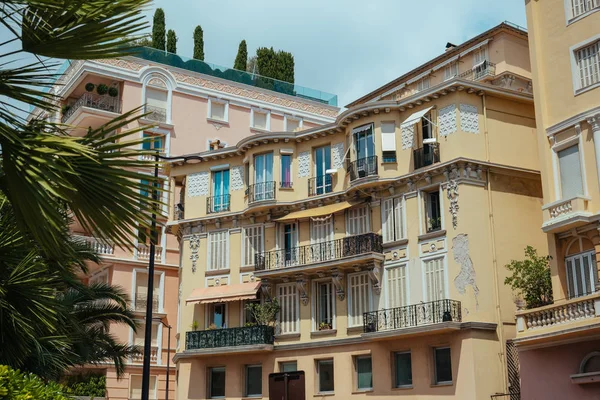 Avrupa'da Fransa'nın güneyinde güneşli Monte Carlo Monako şehir sokakları