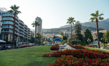 Avrupa'da Fransa'nın güneyinde güneşli Monte Carlo Monako şehir sokakları