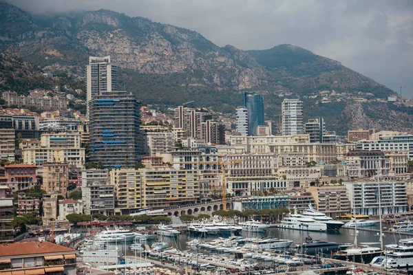 Jachty łodzie i statki w porcie Monako Monte Carlo w lecie Francja, Europa — Zdjęcie stockowe