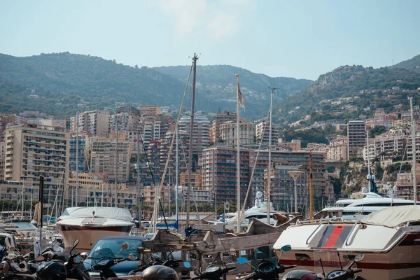여름 프랑스, 유럽에서 모나코 몬테 카를로 의 포트에서 요트 보트와 선박 — 스톡 사진