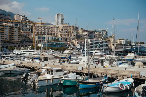 Barche e navi nel porto di Monaco Monte Carlo in estate Francia, Europa — Foto Stock