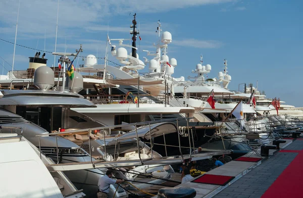 Yachts båtar och fartyg i hamnen i Monaco Monte Carlo i sommar Frankrike, Europa — Stockfoto