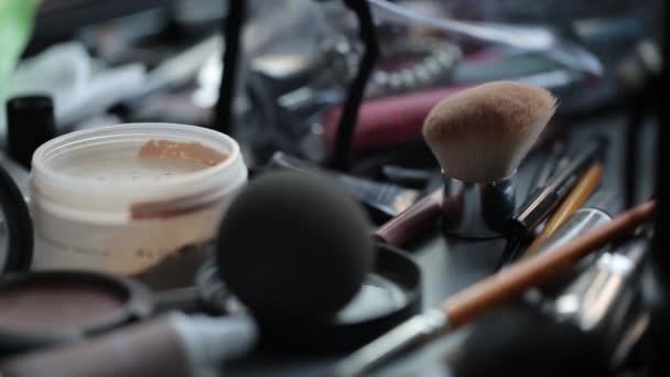 Кисти для макияжа художников Макро 100 мм слайдер камеры плавное движение — стоковое видео