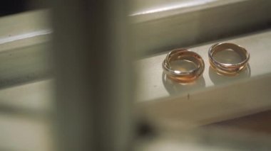 Güneş ışığı ışık ile pencerede Gümüş Alyans lar makro closeup ateş diamon Takı