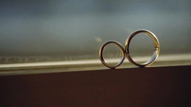 Güneş ışığı ışık ile pencerede Gümüş Alyans lar makro closeup ateş diamon Takı