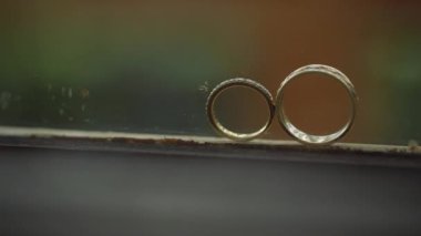 Güneş ışığı ışık ile pencerede Gümüş Alyans lar makro closeup ateş diamon Takı