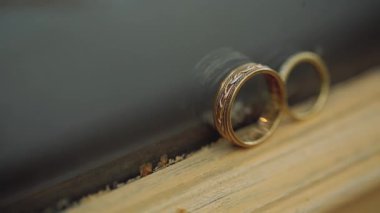 Güneş ışığı ışık ile pencerede Gümüş Alyans lar makro closeup ateş diamon Takı