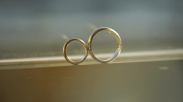 Anéis de casamento de prata na janela com luzes solares chamas de luz macro closeup atirar diamantes Jóias — Vídeo de Stock