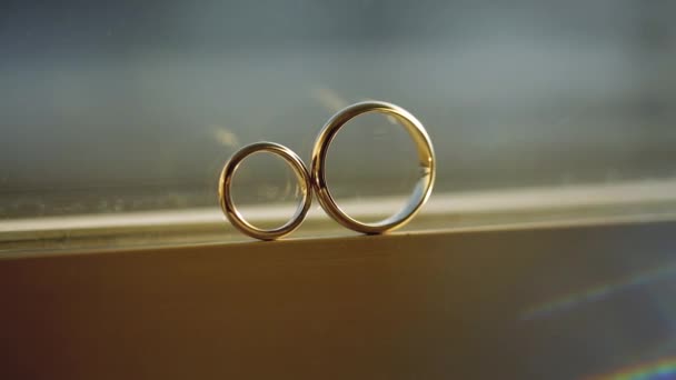 Anillos de boda de plata en la ventana con luces del sol luces macro brote de primer plano diamon Joyería — Vídeo de stock