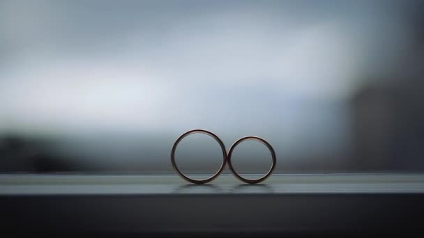 Zilveren trouwringen op het raam met zonneschijn licht fakkels macro close-up schieten diamon sieraden — Stockvideo