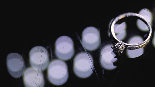 Золоті весільні кільця макро крупним планом лінзаФлаєр стріляти алмазом Ювелірні вироби — стокове відео