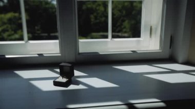 Güneş ışığı ışık ile pencerede Gümüş Alyans lar makro closeup ateş diamon Takı