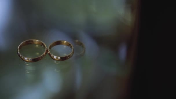 Anelli da sposa in oro macro primo piano lente bagliore sparare diamanti gioielli — Video Stock