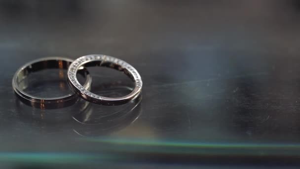Χρυσά δαχτυλίδια γάμου μακρο κοντινό πλάνο σκουλαρίκια — Αρχείο Βίντεο
