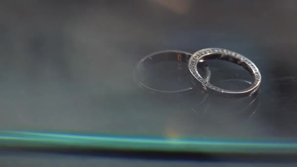 Zlatá svatba prsteny makro zaostřená, střelení Diamon Jewellery — Stock video