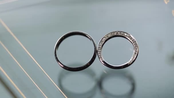 Zlatá svatba prsteny makro zaostřená, střelení Diamon Jewellery — Stock video