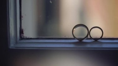 Güneş ışığı ışık ile pencerede Gümüş Alyans lar makro closeup ateş diamon Takı