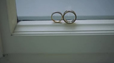 Güneş ışığı ışık ile pencerede Gümüş Alyans lar makro closeup ateş diamon Takı