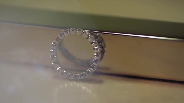 Anelli da sposa in oro macro primo piano lente bagliore sparare diamanti gioielli — Video Stock