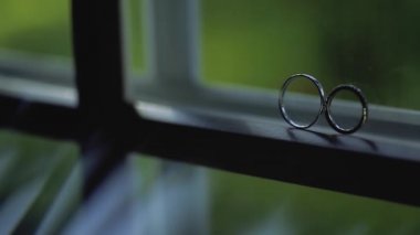 Güneş ışığı ışık ile pencerede Gümüş Alyans lar makro closeup ateş diamon Takı