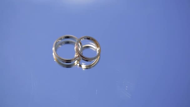 Anneaux de mariage macro gros plan or et argent diamant Bijoux sous les rayons du soleil — Video