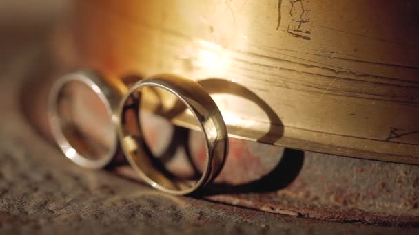 Свадебные кольца макро крупным планом золото и серебро бриллианты ювелирные изделия в солнечных лучах — стоковое видео