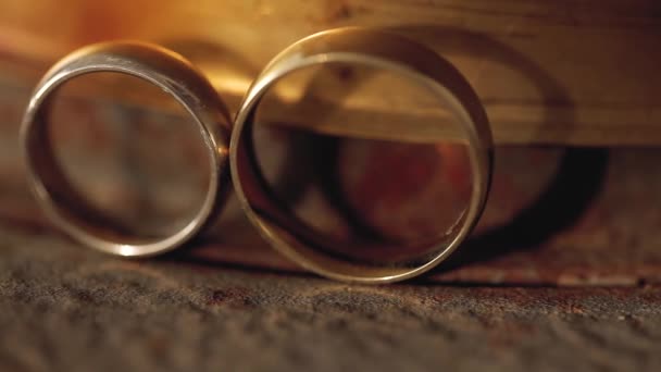 Anéis de casamento macro closeup ouro e prata diamante jóias em luzes solares — Vídeo de Stock