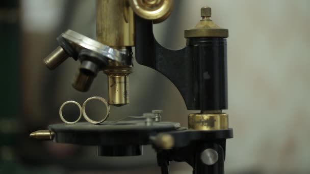 Microscópio vintage close-up câmera deslizante movimento — Vídeo de Stock