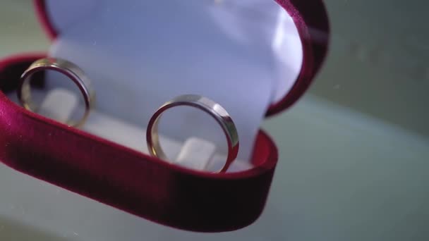 Anéis de casamento de prata na caixa vermelha macro closeup atirar jóias de diamantes — Vídeo de Stock