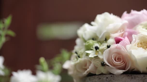 Svatební dekorace růžová kytice leží na stole — Stock video