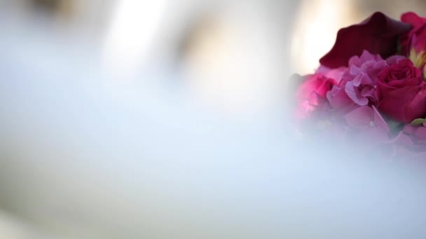 Decoraciones de la boda Ramo rojo se encuentra en la mesa — Vídeo de stock