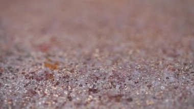 Güneş ışığında paslı metal makro closeup altın ve gümüş diamon Takı Alyans