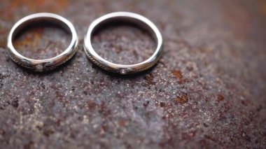 Güneş ışığında paslı metal makro closeup altın ve gümüş diamon Takı Alyans