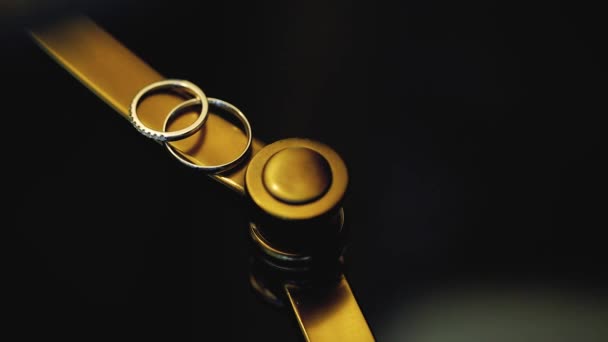 Golden jegygyűrű a lámpával szemben a lámpa makro Vértes lő Diamon ékszer — Stock videók